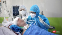 Điều dưỡng và các bác sĩ điều trị đã từng bước giúp bệnh nhân 91, ca mắc COVID-19 nặng nhất dần hồi phục (Ảnh: BVCR) 