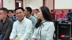 Bị cáo Vũ Thụy Hồng Ngọc (vợ cũ của BS Chiêm Quốc Thái) có mặt tại phiên xử sáng 19/6 (Ảnh: Hòa Bình) 