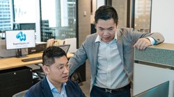 Trần Đặng Minh Trí và Trần Đặng Đình Áng (đeo kính), hai anh em người Việt Nam sáng lập nên startup Harrison.ai tại Úc.