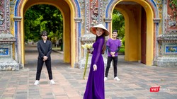 Hoa hậu Khánh Vân mảnh mai eo ót đã bắt chước bà Tân Vlog, thưởng thức tô bún “siêu to” khổng lồ (Ảnh: NVCC) 