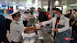 Kiểm dịch quốc tế cho người nhập cảnh tại sân bay Tân Sơn Nhất (Ảnh: M.T) 