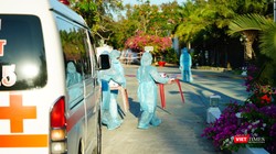 Đón người nhập cảnh đưa tới khu cách ly 5 sao trên địa bàn TP.HCM (Ảnh: Phạm Nguyễn) 