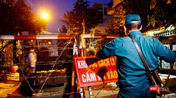 Lực lượng chức năng phong tỏa đường số 10 (Ảnh: NTĐ) 