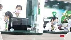 Chuyển đổi số ngành ngân hàng là việc cần ưu tiên hàng đầu trong bối cảnh cạnh tranh, nhất là ảnh hưởng của đại dịch COVID-19 đến nền kinh tế toàn cầu. Ảnh minh họa: Hòa Bình.