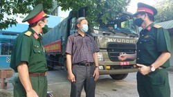 Thứ trưởng Bộ Y tế Nguyễn Trường Sơn đã đi kiểm tra công tác tiếp nhận, sắp xếp kho tiền phương phòng chống dịch COVID-19 khu vực miền Trung (Ảnh: Anh Văn) 