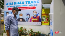 Cây "ATM khẩu trang" đầu tiên phát miễn phí cho người nghèo đặt tại quận Tân Phú, TP.HCM (Ảnh: NVCC) 