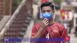 Trung vệ Bùi Tiến Dũng thực hiện 9 bước phòng chống COVID-19 (Ảnh chụp màn hình video) 