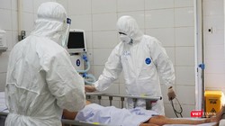 Bác sĩ Trần Thanh Linh và đồng nghiệp chăm sóc BN nặng COVID-19 tại "tâm dịch" Đà Nẵng 