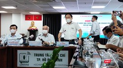 Ông Từ Lương, Giám đốc Trung tâm Báo chí TP.HCM phát biểu tại buổi thông tin về trường hợp đại biểu Quốc hội Phạm Phú Quốc có hai quốc tịch (Ảnh: Hòa Bình) 