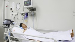 BS Lê Quốc Hùng, Trưởng khoa Bệnh nhiệt đới, BV Chợ Rẫy cho biết, nam bệnh nhân đến từ Vũng Tàu vẫn đang thở máy, sinh hiệu ổn, sức cơ vẫn còn yếu, sụp mi mắt hoàn toàn (Ảnh: BVCR)