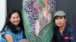 Ngô Trọng Văn và Nguyễn Thị Dũng bên tác phẩm gốm men "Mộng dưới hoa" (Ảnh: HB) 