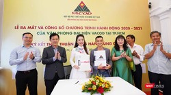 Bà Lê Thúy Nga – Trưởng Văn phòng Đại diện VACOD tại TP.HCM (người mặc áo dài trắng) sau khi ký kết hợp tác với Mắt Bão, trước sự chứng kiến của đại diện lãnh đạo Hiệp hội (Ảnh: HB)