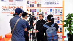 Nhà hoạt động giáo dục Giản Tư Trung trả lời báo chí (Ảnh: HB) 