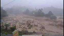 Cảnh sạt lở, lũ quét nghiêm trọng tại xã Phước Thành, san bằng khu đất và cuốn trôi toàn bộ 13 căn nhà cùng tài sản (Ảnh: QNO)