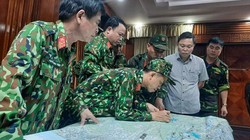 Lực lượng quân sự thông tin về địa điểm xảy ra vụ sạt lở. Ảnh: Quân Đạo.