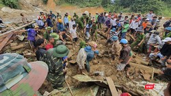 Cứu hộ cứu nạn ở Trà Leng (Ảnh: An Bằng)