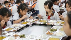 Bữa ăn trưa ngày 3/11 của học sinh Trường Tiểu học Trần Thị Bưởi (Ảnh: Minh Nhật) 