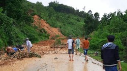 Lực lượng tại chỗ tìm kiếm 1 nạn nhân còn mất tích (Ảnh: Nguyên Hà) 