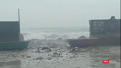 Bão số 13 hoành hành dữ dội tại đảo Lý Sơn (Ảnh cắt từ video clip) 