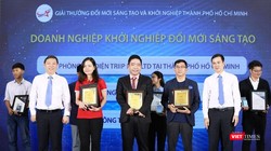 Trao thưởng cho các doanh nghiệp khởi nghiệp và đổi mới sáng tạo (Ảnh: SKHCN) 