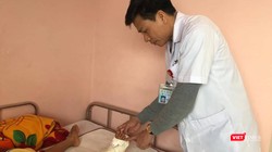 Bác sĩ Nguyễn Vũ Hoàng - Khoa Chỉnh hình Nhi, thăm khám chân cho cháu bé (Ảnh: BVCC) 