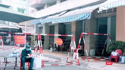 Lực lượng chức năng đã thực hiện phong toả Chung cư Sư Vạn Hạnh (Ảnh: Hoà Bình) 