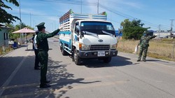 Lực lượng chức năng kiểm soát cửa khẩu An Giang sau khi có nhiều ca nhiễm COVID-19 nhập cảnh trái phép bằng cách đi xe tải qua biên giới (Ảnh: Bửu Đấu)