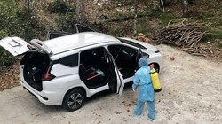 Chiếc xe chở BN1440 được lực lượng chức năng khử khuẩn (Ảnh: CSHS) 