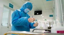 Trung tâm Y tế Vietsovpetro và Trung tâm Kiểm soát Dịch bệnh tỉnh Bà Rịa - Vũng Tàu đã lấy mẫu bệnh phẩm gửi Bệnh viện Thống Nhất, TP.HCM (Ảnh: BYT) 