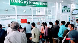 Đón tiếp Bệnh nhân khám bệnh BHYT (Ảnh: Hoà Bình) 