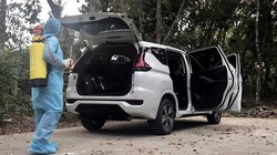 Phun khử khuẩn chiếc xe chở BN1440 (Ảnh: Công an Vĩnh Long)