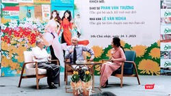 GS Phan Văn Trường trò chuyện tại Đường sách TP.HCM chiều 24/1 về Tết xưa, Tết nay (Ảnh: Hoà Bình) 