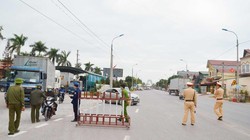 Lực lượng chức năng Quảng Ninh thực thi nhiệm vụ tại cầu Vàng Chua, xã Bình Dương, thị xã Đông Triều, Quảng Ninh (Ảnh: BYT) 