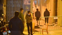 Lực lượng chức năng phong toả khẩn cấp trong đêm 28/1 một số địa điểm có ca dương tính mới (Ảnh: CTV) 