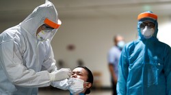 Lực lượng y tế lấy mẫu xét nghiệm Covid-19 cho nhân viên sân bay Tân Sơn Nhất. Ảnh: Chí Hùng