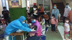 Lấy mẫu cho các trẻ ở Trường mầm non Hoa Phượng Đỏ - Ảnh: CDC TP.HCM