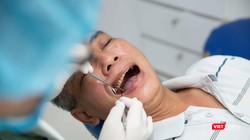 Bác sĩ khám răng cho bệnh nhân