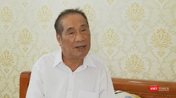 Nhà giáo ưu tú Nguyễn Ngọc Ký ở tuổi trên bẩy mươi vẫn miệt mài viết văn hàng ngày (Ảnh: MCV) 