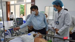 GS.TS Nguyễn Thanh Long - Bộ trưởng Bộ Y tế thăm bệnh nhân điều trị tại khu vực hồi sức thần kinh, Khoa đột quỵ, BVĐKTW Cần Thơ - Ảnh: BYT 