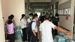 BSCK II Trần Thanh Linh và cán bộ BV Chợ Rẫy cùng các đồng nghiệp ở Hà Tiên giúp thiết lập BV dã chiến - Ảnh: BS Trần Thanh Linh cung cấp
