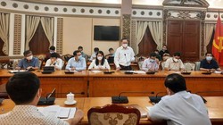 TP.HCM họp khẩn về COVID-19 sáng 30-4 sau khi ghi nhận ca nhiễm mới trong cộng đồng – Ảnh: Thu Hiến 