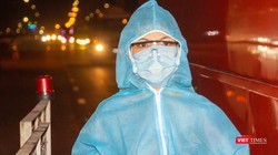 Nhân viên y tế tại chốt kiểm dịch cửa ngõ phía đông TP.HCM cầu Đồng Nai lúc 0 giờ ngày 15/5 (Ảnh: Trần Linh) 