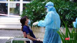 Lực lượng chức năng lập tức có mặt trên địa bàn, lấy mẫu xét nghiệm cư dân chung cư Sunview Town ngay khi phát hiện ca dương tính mới chưa rõ nguồn lây (Ảnh: Phạm Nguyễn) 