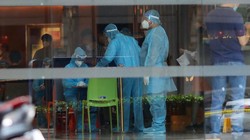 Nhân viên y tế lấy mẫu xét nghiệm tại khách sạn Sheraton (88 Đồng Khởi, quận 1, TP.HCM). Phụ bếp của khách sạn này vừa có kết quả dương tính. Ảnh: Quỳnh Danh