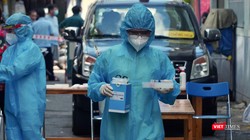 Xét nghiệm khẩn cấp trong khu phong toả - Ảnh: CDC TP.HCM