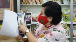 Bà Lê Thị Giàu lập vi bằng về các tin nhắn mà bà Hằng nhắn cho bà - Ảnh: Tuyết Mai