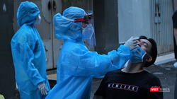 Lấy mẫu giám sát tại khu vực liên quan bệnh nhân COVID-19 thuộc chùm lây nhiễm nhóm truyền giáo Phục Hưng (Ảnh: HCDC)