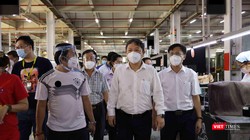 Phó chủ tịch UBND TP.HCM Dương Anh Đức kiểm tra phân xưởng sản xuất bên trong công ty PouYuen. Ảnh-Huyền Mai
