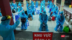 Cách ly tập trung, lấy mẫu xét nghiệm cho công nhân (Ảnh: HCDC) 