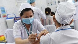 Tiêm vắc xin cho nhân viên y tế tại Bệnh viện Bệnh nhiệt đới TP.HCM - Ảnh Duyên Phan